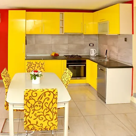 Naomi Apartament *