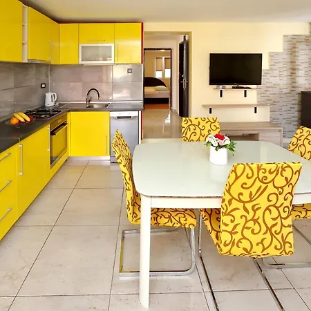 Naomi Apartment *