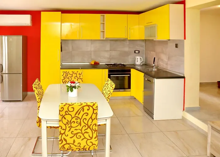 Naomi Apartment *