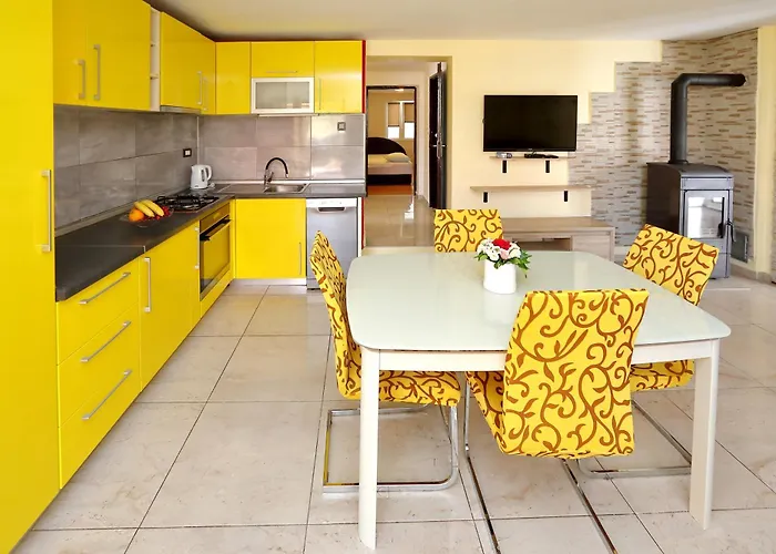 Naomi Apartment *